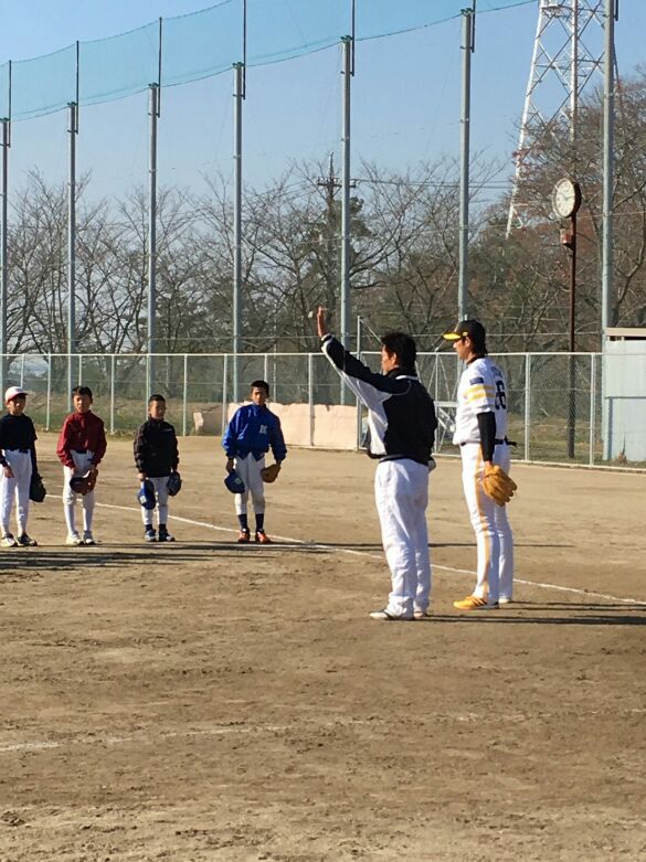 <p>瀬戸市に斉藤 和巳氏に来ていただき、野球教室と講演（サイン会、記念撮影）を開催しました。</p>
<p>野球の指導にスイッチが入ると、時間を忘れるくらい熱心に指導していただきました。</p>